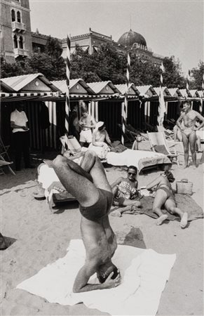 Mario De Biasi (1923 - 2013)  - Venezia, Spiaggia dell'Excelsior, 1957