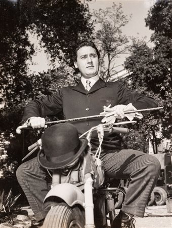 Pierluigi Praturlon (1924 - 1999)  - Alberto Sordi in "L'Arte di arrangiarsi", 1954