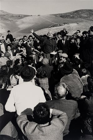 Ferdinando Scianna (1943)  - Roccamena, il poeta Ignazio Buttitta ad una manifestazione contro la mafia, 1963
