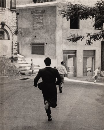 Tazio Secchiaroli (1925 - 1998)  - Senza titolo (Il Principe Farouk insegue Tazio Secchiaroli), 1960s