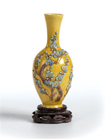  
Vaso in porcellana Cina, XX secolo.
Porcellana Alt. 14 cm