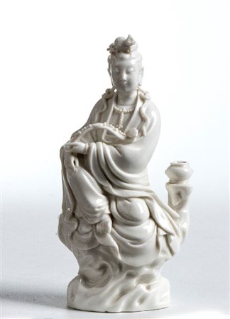  
Figura Dehua in porcellana "Blanc de chine" Cina, XX secolo.
Porcellana Alt. 15 cm