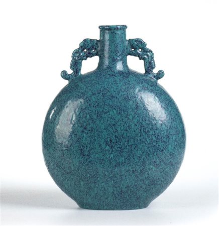  
Vaso a forma di luna Cina, XX secolo.
Porcellana Alt. 31 cm