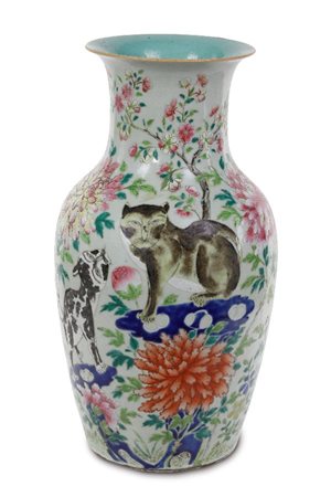  
Insolito vaso decorato con gatto, Cina Inizio XX
 45 cm.