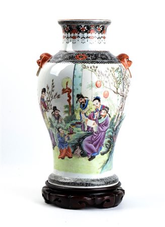  
Importante vaso in porcellana policroma Cina, periodo della Repubblica.
 Alt. 43 cm 