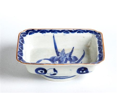  
Piattino in porcellana dipinta in blu  Giappone, fine del periodo Meiji (1868-1912).
Porcellana 5 X 19 cm
