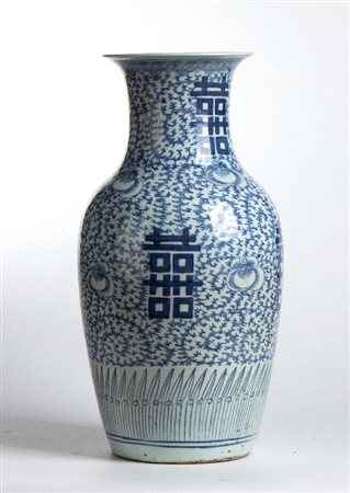  
Vaso a balaustro dipinto in blu Cina, dinastia Qing, Repubblica (1910 ca.).
Porcellana Alt. 45 cm