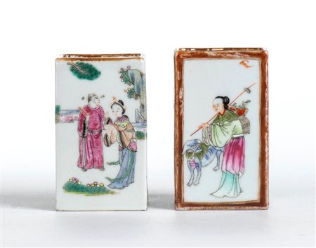  
Lotto di due vasetti a sezione quadrata Cina, periodo Repubblica (1912-1949).
 8cmX5cm