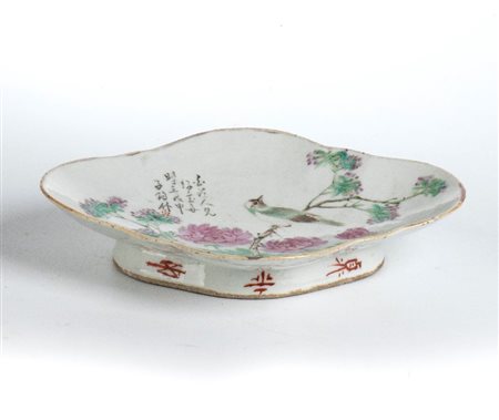  
Piatto polilobato decorato a smalti “Qianjiangcai” Cina, periodo della Repubblica (1912-1949).
Porcellana 6cmX28cm