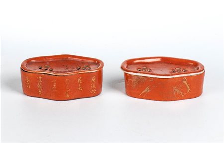  
Coppia di "portagrilli" di forma polilobata Cina, periodo Repubblica (1912-1949).
Porcellana 4cmX16cm