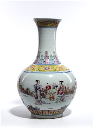 
Vaso in porcellana, Cina XX secolo, periodo Repubblica (1912-1949)
 Alt.37cm