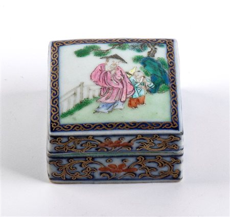  
Una rara scatola in porcellana famiglia rosa, Cina  dinastia Qing, periodo Qian Long (1711-1799)
 Alt.3,5cmX6cmX6cm