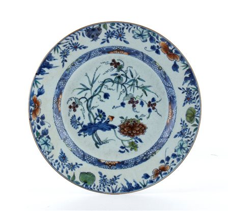  
Piatto in porcellana policroma, Cina dinastia Qing, XVIII secolo
 Diam.32cm