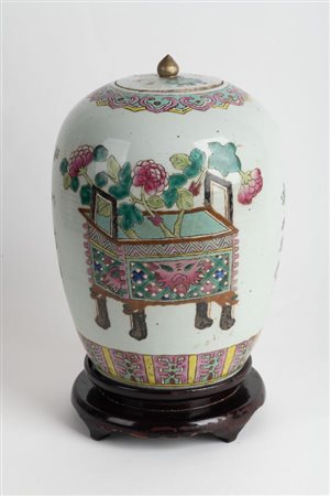  
Giara da zenzero in porcellana dipinta a smalti policromi e decorata con vaso di fiori Cina, fine epoca Qing.
 