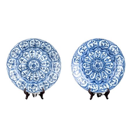  
Coppia di grandi piatti in porcellana "bianco e blu" Cina, Qing, periodo Kangxi.
 Diam.38cm