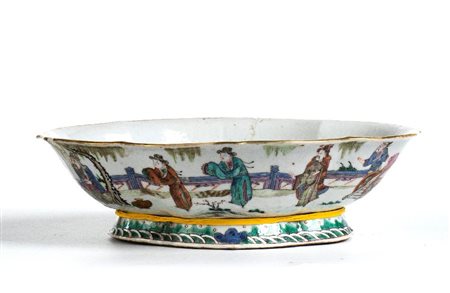 
Alzata polilobata in porcellana Cina, dinastia Qing, XIX secolo (1644-1912).
Porcelain 8cmX27cm