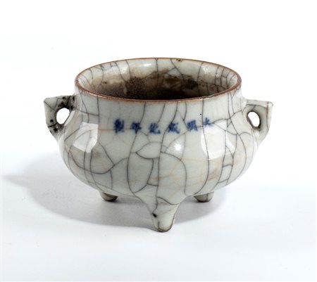 
Un Incensiere/tripode Ge, Cina dinastia Ming (1368-1644)
 Alt.7cmX10cm