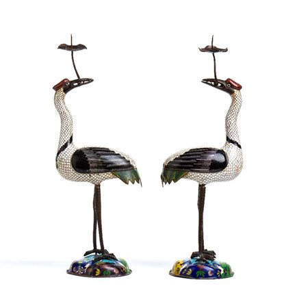  
Coppia di gru portacandele in smalto cloisonné su rame Cina, dinastia Qing, XIX secolo.
 Alt. 35 cm