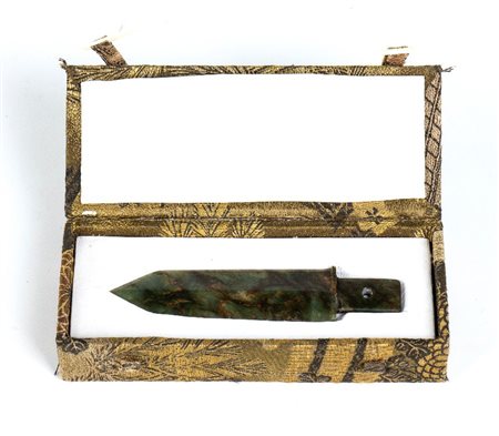  
Lama rituale in giada Cina, dinastia Qing (1644-1912).
 Lung. 13 cm