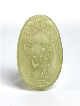  
Placchetta ovale in giada Cina, XX secolo.
 7 X 4,3 cm