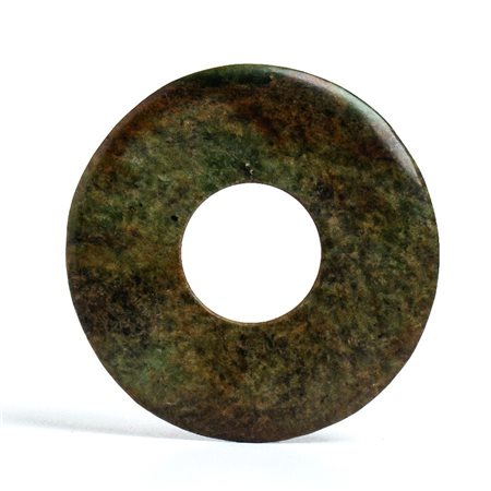  
Disco Bi in giada verde scuro Cina, XIX secolo o prima.
 Diametro 15 cm