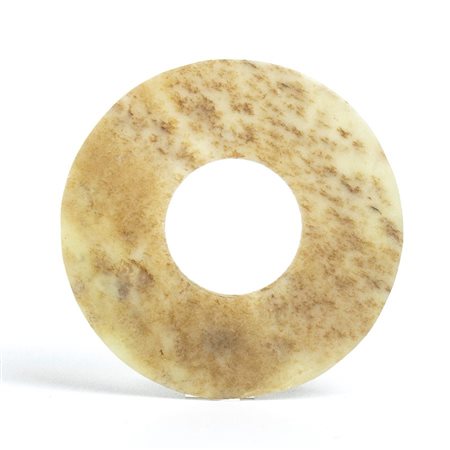  
Bel disco Bi in giada trasparente Cina, 2200-1600 a.C.
 Diam. 14,8 cm