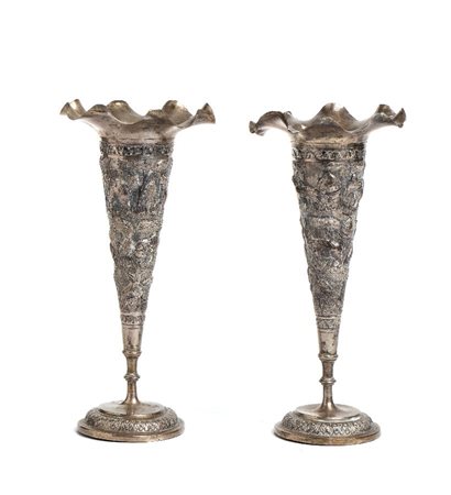  
Coppia di vasi argentati India, fine del XIX secolo, ca. 1880-1890.
 Alt. 23 cm
