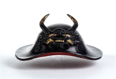  
Elmetto jingasa Giappone, periodo Edo (1603-1868).
 Alt. 25 cm; Lung. 34 cm