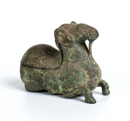  
Lampada ad olio in bronzo Cina, periodo Han (206 a.C. al 220 d.C.).
 Alt. 11 cm; Lung. 14 cm