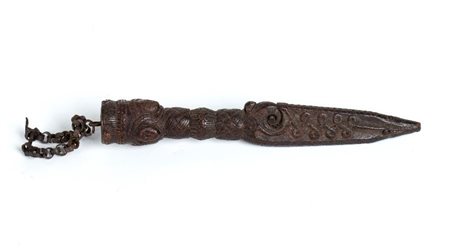  
Phurbu tibetano Cina, Tibet, dinastia Qing, fine del XIX secolo.
 Lung. 34 cm