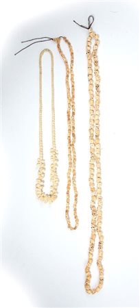  
Lotto di tre collane con teschi, Tibet XX secolo
 Lung.224cm; 150cm,108cm