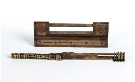  
Grande lucchetto in rame in ottone e metallo bianco (phak tong) Marchio Wanli, dinastia Ming (1563-1620).
 Lucchetto: 7 X 21 cm; chiave: 3 X 18 cm