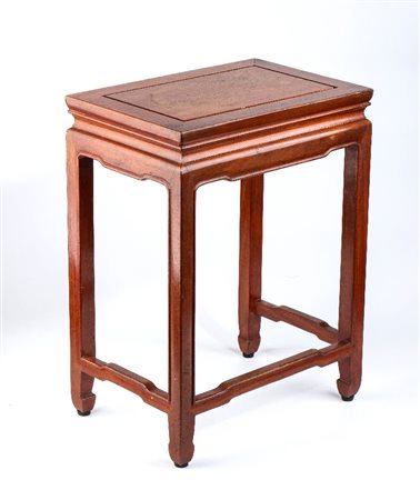  
Tavolino in legno, Cina Inizio XX 
 Alt.50X31,5cmX25,25cm