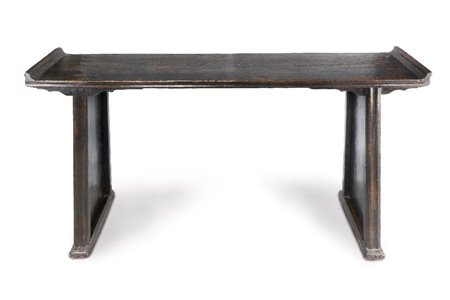  
Un elegante tavolo per dipinti, Cina dinastia Qing, XVII - XVIII secolo 
 Alt.91cmX 172cmX 35cm