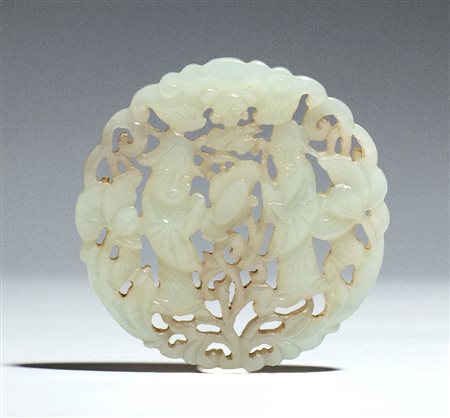  
Ornamento pendente in giada, Cina  dinastia Qing, XIX secolo
 Diam. 5,5 cm