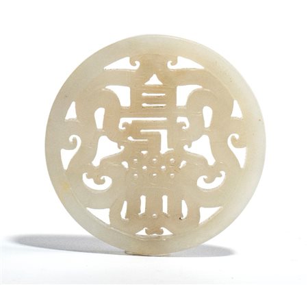  
Ornamento pendente in giada, Cina  XX secolo
 Diam.5,4 cm