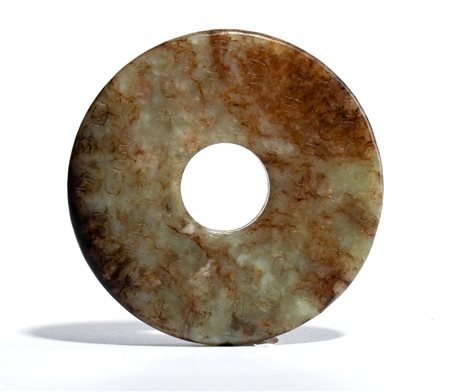  
Disco Bi in giada, Cina  fine dinastia Qing-periodo Repubblica
 Diam. 8cm