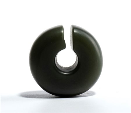  
Raffinato cerchio di giada, Cina Periodo Repubblica (1912-1949)
 Diam.3,5cm