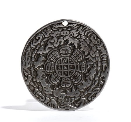  
Amuleto buddista, Cina XX secolo
 Diam.5 cm