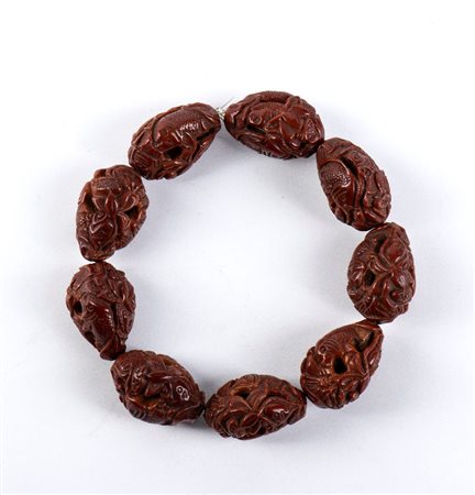  
Bracciale in nocciolo di oliva intagliata, Cina dinastia Qing, XIX secolo
 Lung.20cm