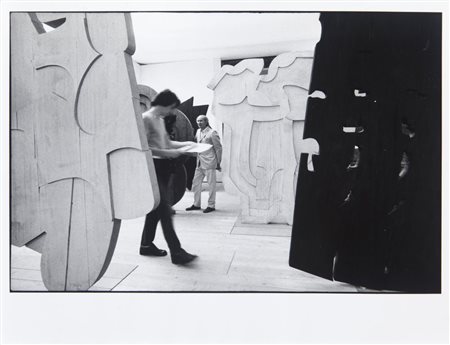 UGO MULAS (1928-1973) Pietro Consagra al centro dei suoi frontali in legno...