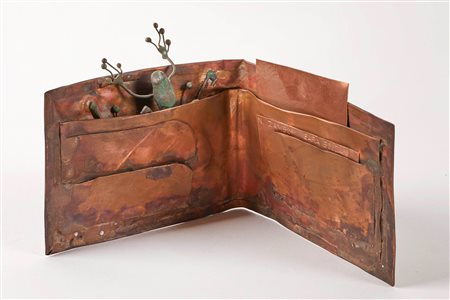 Nicola Zamboni (Bologna, 10/05/1943 - Bologna, 16/01/2023) 
"Portafoglio" 
Scultura in rame Cm 11,5x19x11