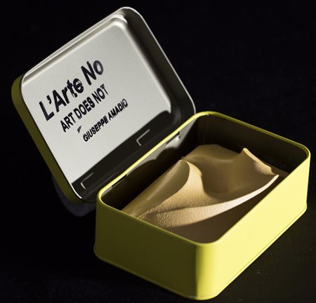 GIUSEPPE AMADIO (1944)Art does not Acrilici su tela estroflessa entro scatola...