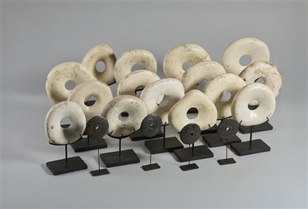 AUTORE NON IDENTIFICATO - *LOTTO COMPOSTO DA N. 15 DISCHI IN PIETRA OLLARE E N.4 DISCHI IN PIETRA.