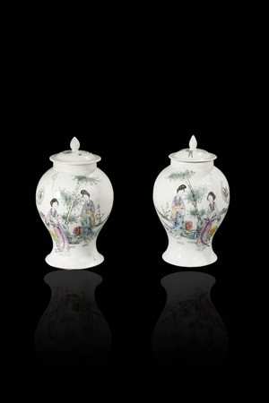 COPPIA DI VASI<BR>Coppia di vasi con coperchio in porcellana