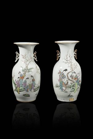 COPPIA DI VASI<BR>Coppia di vasi in porcellana Famiglia Rosa