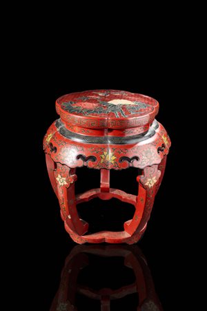 TAVOLINO<BR>Tavolino in lacca rossa