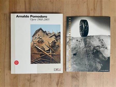 ARNALDO POMODORO - Lotto unico di 2 cataloghi