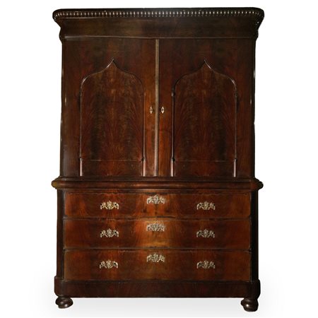 Armadio a due corpi con cassettiera, di ispirazione neogotica, 19°  secolo