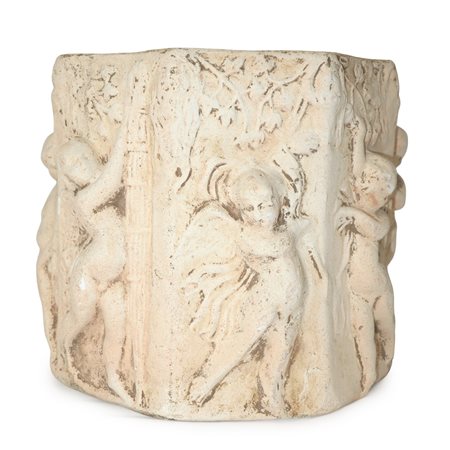 Vaso ottagonale in gesso decorato con putti a rilievo lungo tutto il corpo del vaso e iscrizione su uno dei lati 